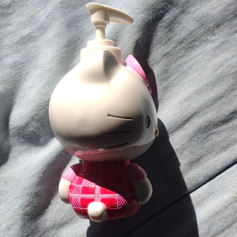 Sanrio Hello Kitty Soap Dispenser! - Picture 4 of 9